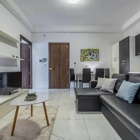 Apartment 2 Bedroom In *